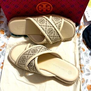 TORY BURCH size 9 monogram cross espadrille Slide